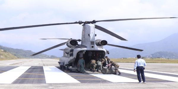 उत्तर सिक्किमको छातेनमा राहत आपूर्ति गर्दै चूनिक हेलिकप्टर