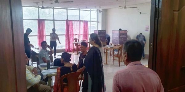 जनरल अब्जर्बर नीना शर्माले मतदान केन्द्रहरूको भ्रमण गरिन्