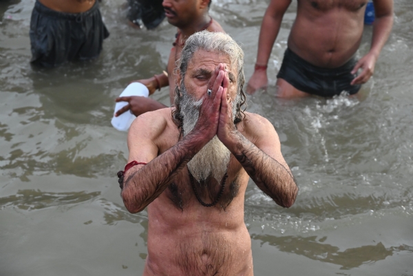 गंगा सागरमा पुण्य स्नान शुरू, लाखौं श्रद्धालुहरूले लगाए आस्थाको डुबकी