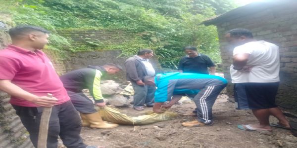 पैह्रोले‌ क्षतिग्रस्त पीडितको घरमा सर सफाईमा सहयोग