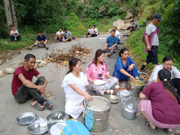 सोनादा पचेङ समष्टिको फूलबारी क्षेत्र पैह्रोको चपेटमा, समाज पुनर्निर्माण कार्यमा जुट्दै