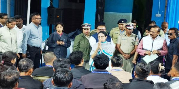 मुख्यमन्त्री ममता ब्यानर्जीले मृतकका परिवारलाई नोकरीको लागि नियुक्ति‌ पत्र प्रदान गरिन्
