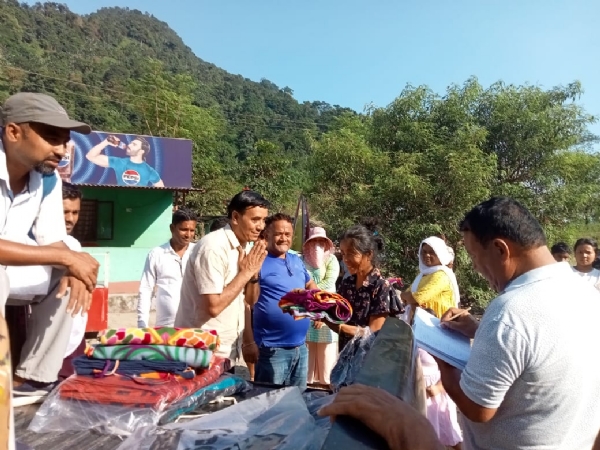 माकपा दार्जिलिङ जिल्ला कमिटीद्वारा दुधेको तरुवामा राहत सामग्रीहरु वितरण