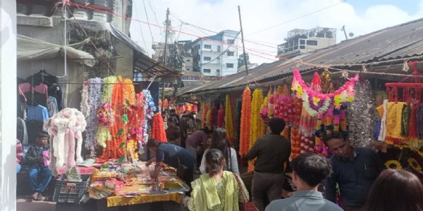 धनतेरसको दिन खरसाङ बजारमा सुन चाँदी र धातुका वस्तुहरु किन्न मानिसहरूको भीड
