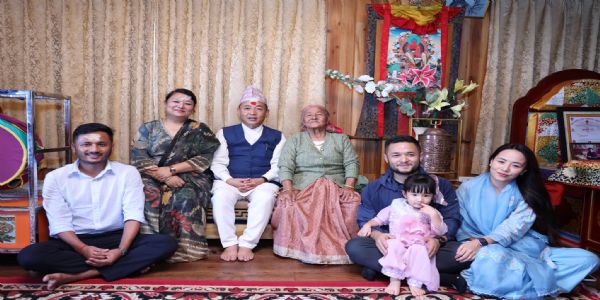 मुख्यमन्त्रीले परिवारसॅंग बडादशैं मनाए