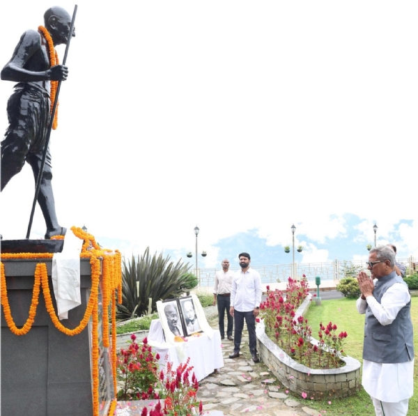 राज्यपालले महात्मा गॉंधी र लाल बहादुर शास्त्रीलाई श्रद्धाञ्जली अर्पित गरे