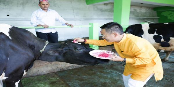 मुख्यमन्त्री तामाङले सपरिवार गौमाताको पूजा गरे