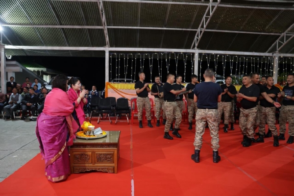 मुख्यमन्त्रीले मिन्तोकगाङमा कर्मचारी र जवानहरूसॅंग तिहार मनाए
