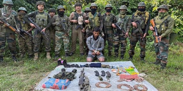 उल्फा (आई) को क्याडर पक्राउ, प्रचुर मात्रामा हतियार जफत