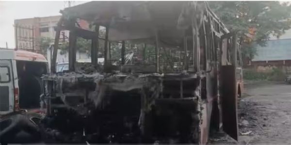 पुणे: भाग्यले बचाए 50 जना यात्रु, एसटी बस जलेर खरानीमा परिणत