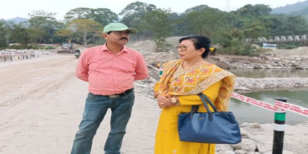 दुधेस्थित बालासन खोलामा निर्मित अस्थायी पुलको सभासद कल्पना प्रधानद्वारा स्थलगत भ्रमण