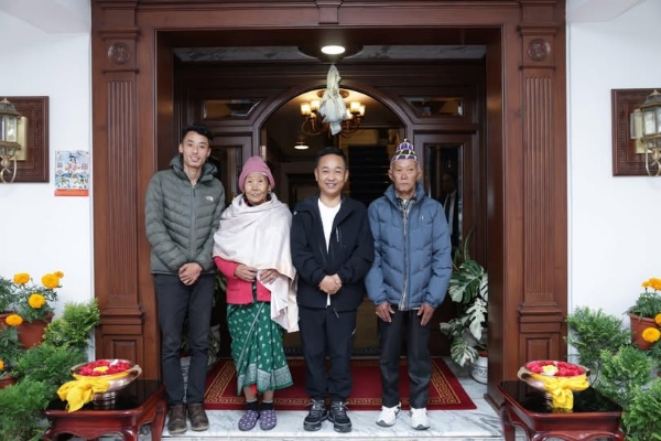 मुख्यमन्त्रीसॅंग वृद्ध दम्पतिको भेट