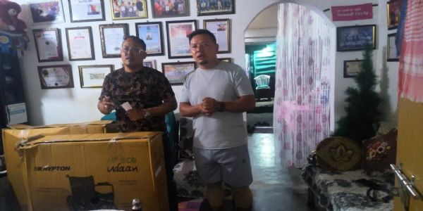 बिरामीहरुको सुविधाका लागि समाज सेवकलाई दुईवटा ह्विल चियर प्रदान