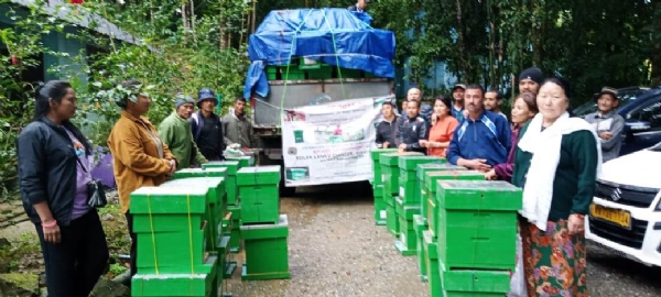 सिटोङ तीन ग्राम पञ्चायतको 212 जना कृषकहरुलाई मौरीका डुँडहरु वितरण सिटोङ तीन ग्राम पञ्चायतको 212 जना कृषकहरुलाई मौरीका डुँडहरु वितरण