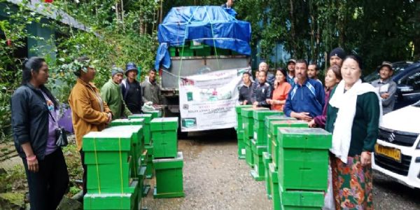 सिटोङ तीन ग्राम पञ्चायतको 212 जना कृषकहरुलाई मौरीका डुँडहरु वितरण