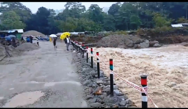 दुधेस्थित बालासनमा निर्माण गरिएको अस्थायी पुलको सतहसम्म पानी पुगेपछि जिल्ला प्रशासनद्वारा अस्थायी रोक दुधेस्थित बालासनमा निर्माण गरिएको अस्थायी पुलको सतहसम्म पानी पुगेपछि जिल्ला प्रशासनद्वारा अस्थायी रोक