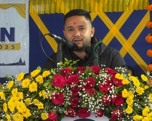 विधायक गोलेले विद्यार्थीहरूलाई जीवनमा सफल बन्न समर्पित बनेर कडा परिश्रम गर्न आह्वान गरे विधायक गोलेले विद्यार्थीहरूलाई जीवनमा सफल बन्न समर्पित बनेर कडा परिश्रम गर्न आह्वान गरे