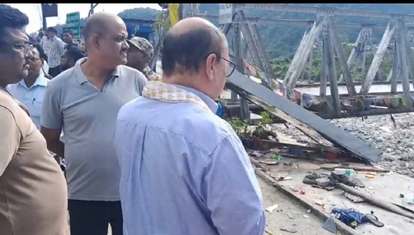 राज्यसभा सांसद हर्षवर्धन श्रृङ्गलाद्वारा दुधेको भत्किएको पुलको निरीक्षण