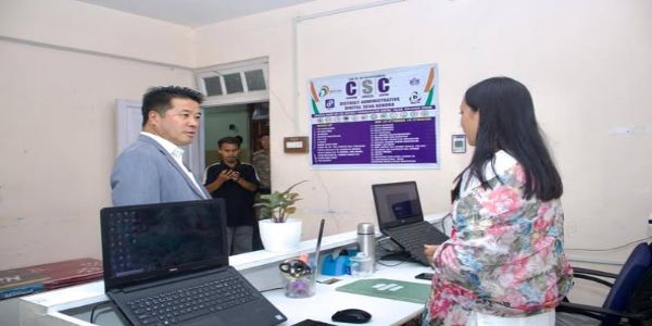 जिल्लापाल डेन्जोङ्गपाले गरे सरकारी कार्यालयहरूको निरीक्षण भ्रमण