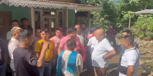 रंगबुल धोत्रे रंगमुक समष्टिको चन्द्रमान धुरामा 28 जना पैह्रो पीडित परिवारहरुको निम्ति कम्युनिटी किचन शुरु