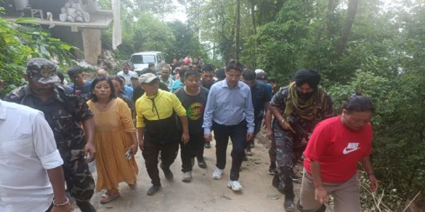 सांसद विष्टले फूलबारीको होप टाउन क्षेत्रमा पैह्रोग्रस्त क्षेत्रको निरीक्षण गरे, पीडित परिवारसॅंग भेटघाट