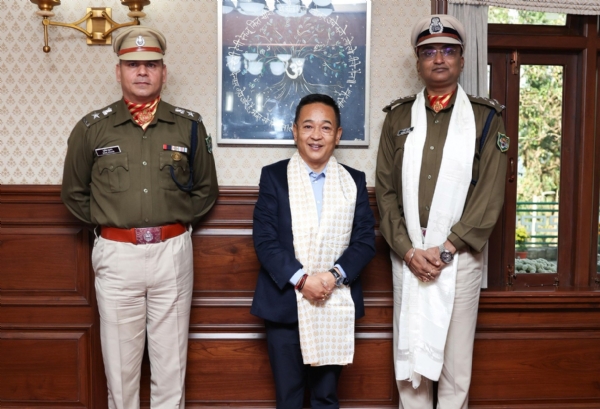 मुख्यमन्त्रीले सीमा समन्वयलाई सुदृढ़ पार्न एसएसबीका डीआईजीसॅंग भेट गरे मुख्यमन्त्रीले सीमा समन्वयलाई सुदृढ़ पार्न एसएसबीका डीआईजीसॅंग भेट गरे