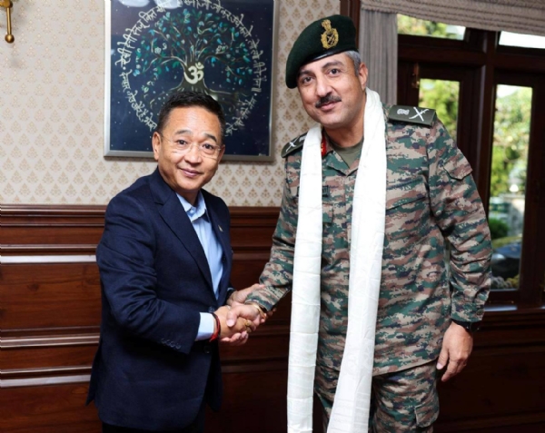 भारतीय सेनाका अधिकारी लेफ्टिनेन्ट जनरल मानले मुख्यमन्त्रीसॅंग शिष्टाचार भेट गरे