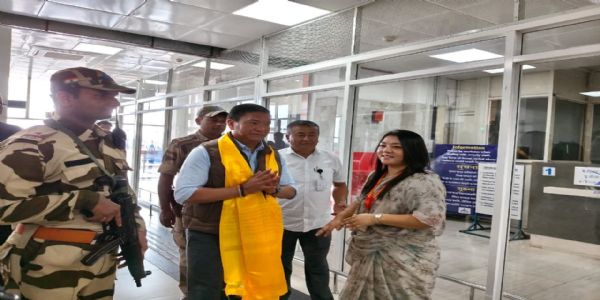 अरुणाचल प्रदेशका मुख्यमन्त्री पेमा खाण्डु बागडुग्रा विमानस्थलमा आइपुगे