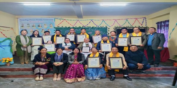 दार्जिलिङ धर्मप्रान्तीय परिवार आयोगका वरिष्ठ प्रशिक्षकहरू सम्मानित