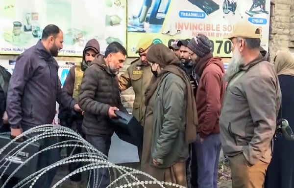 जम्मू कश्मीरको नौगाम पुलिस थाना छेउ भएको विस्फोट स्थललाई जॉंचका लागि एफएसएलले सिल गऱ्यो जम्मू कश्मीरको नौगाम पुलिस थाना छेउ भएको विस्फोट स्थललाई जॉंचका लागि एफएसएलले सिल गऱ्यो