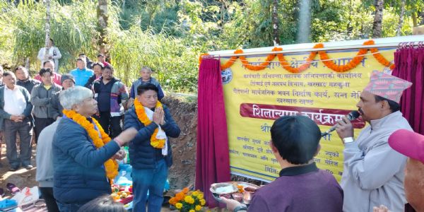 अनित थापाद्वारा चैतेपानीमा सार्वजनिक भवन निर्माणको लागि शिलान्यास