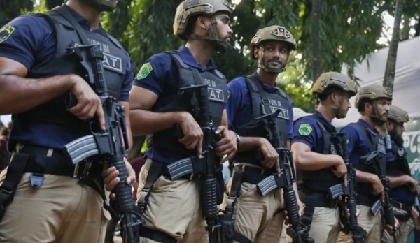 बंगलादेशको राजधानी ढाकामा उपद्रवीहरूलाई देख्ने बित्तिकै गोली हान्न आदेश बंगलादेशको राजधानी ढाकामा उपद्रवीहरूलाई देख्ने बित्तिकै गोली हान्न आदेश