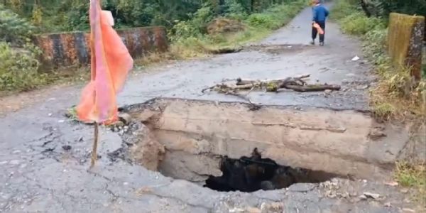 सोनादाको पेट्रोल पम्प भएर ओह्रालो जाने रोड मरमत्तिको स्थानीयहरुद्वारा माग