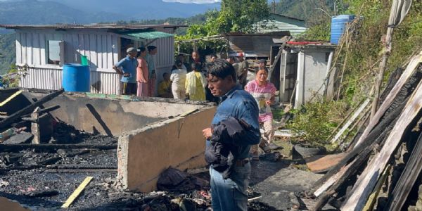 आगलागी हुँदा खरसाङको सिङ्गेल चियाबारीमा घर जलेर खरानी