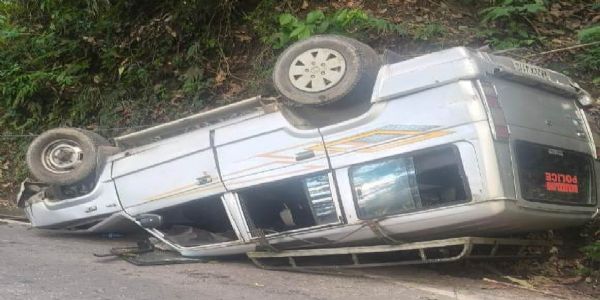 खरसाङको पंखाबारी रोडमा पुलिस गाडी दुर्घटनामा पाँचजना पुलिसकर्मीलाई सामान्य चोट