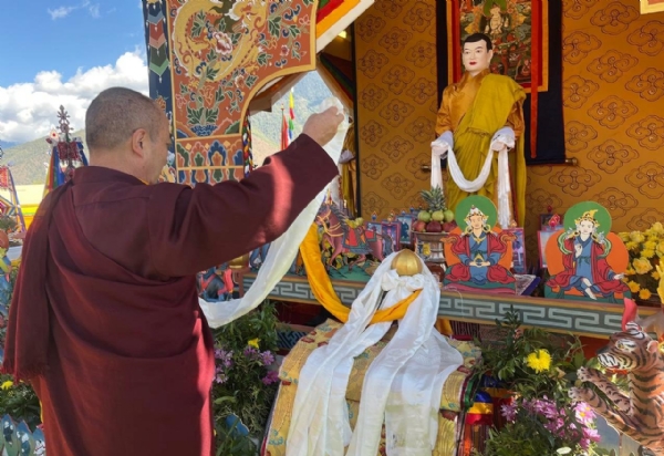 परम पावन क्याब्जे तिङ्गकी गोन्जाङ रिम्पोछे परम पावन क्याब्जे तिङ्गकी गोन्जाङ रिम्पोछे