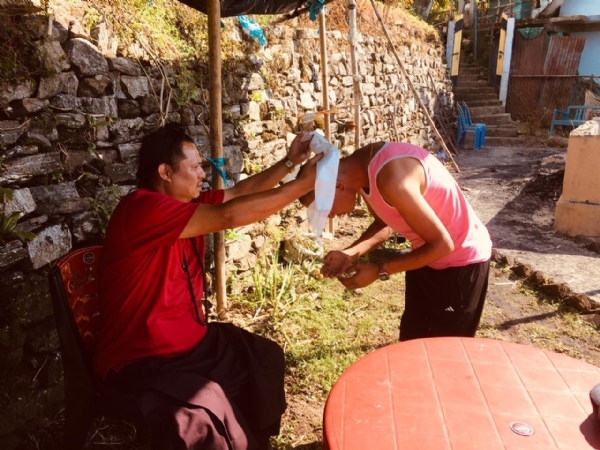 बौद्ध धर्म गुरु पेम्बा रिम्पोर्छेद्वारा अग्नि पीडित परिवारलाई सहयोग बौद्ध धर्म गुरु पेम्बा रिम्पोर्छेद्वारा अग्नि पीडित परिवारलाई सहयोग