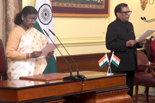 राष्ट्रपतिले राज कुमार गोयललाई मुख्य सूचना आयुक्तको रूपमा शपथ दिलाइन् राष्ट्रपतिले राज कुमार गोयललाई मुख्य सूचना आयुक्तको रूपमा शपथ दिलाइन्