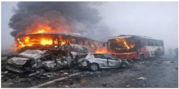 (अपडेट) मथुरामा यमुना एक्सप्रेसवे दुर्घटना: १३ जनाको जलेर मृत्यु, ७० भन्दा बढी घाइते