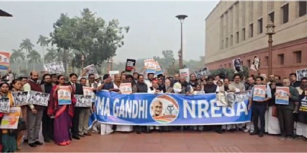 मनरेगालाई लिएर विपक्षी दलहरूले संसद भवन परिसरमा प्रदर्शन गरे