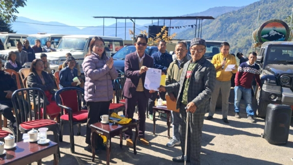 कृषकहरूलाई बिजुलीले चल्ने भुस काट्ने मेसिनहरू बितरण