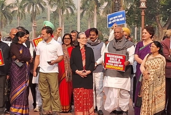 संसद बाहिर इण्डी गठबन्धनको विरोध प्रदर्शन