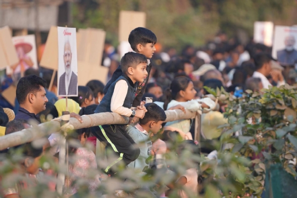 गुवाहाटीको सड़कमा प्रधानमन्त्री मोदीको रोड शोको साक्षी बने हजारौं जनता