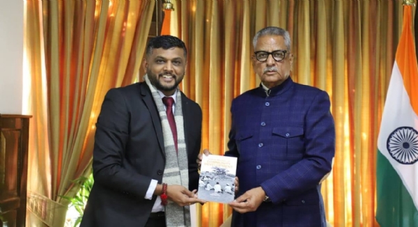 जोरथाङका डा प्रसादले राज्यपाललाई पुस्तक भेट गरे
