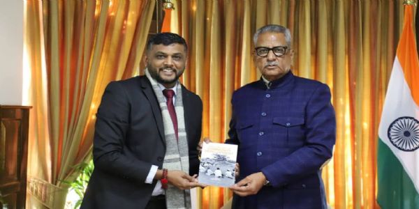 जोरथाङका डा प्रसादले राज्यपाललाई पुस्तक भेट गरे