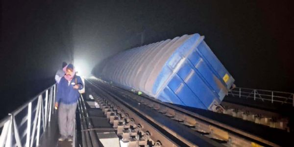 जमुई-जसीडीह रेलवे लाइनको सिमुलतला पुलमा सिमेन्ट बोकेको मालवाहक रेल दुर्घटनाग्रस्त