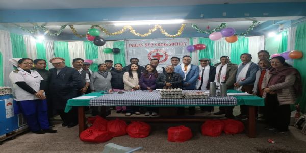 रेड क्रस सोसाइटी खरसाङको क्षय रोगका बिरामीहरुलाई पौष्टिक आहार वितरण