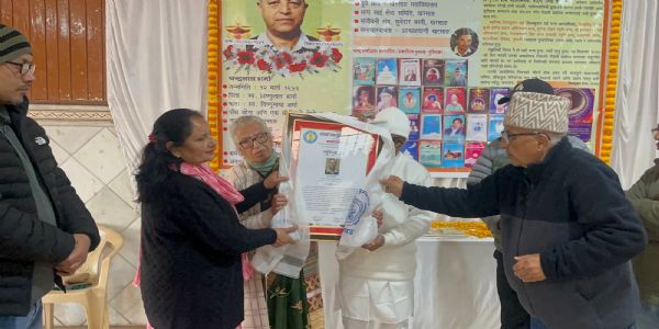 गोर्खा जनपुस्तकालयद्वारा चन्द्र शर्माको परिवारलाई समवेदना पत्र प्रदान