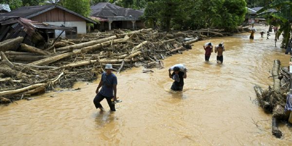 इन्डोनेसियाको सुमात्रा द्वीपमा तूफानले विनाश, बाढ़ी र पैह्रोले ७१२ जनाको मृत्यु