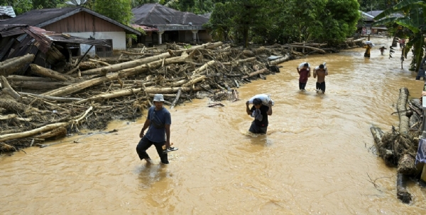 इन्डोनेसियाको सुमात्रा द्वीपमा तूफानले विनाश, बाढ़ी र पैह्रोले ७१२ जनाको मृत्यु इन्डोनेसियाको सुमात्रा द्वीपमा तूफानले विनाश, बाढ़ी र पैह्रोले ७१२ जनाको मृत्यु